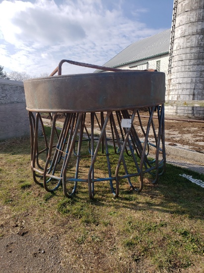 Large round bale feeder