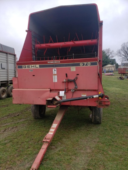 Gehl 970 self unloading forage wagon