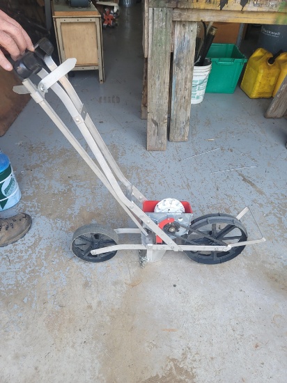 Earthway precision guarden seeder w/plates