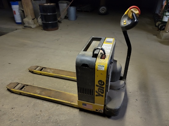 Yale electric pallet jack with built in charger