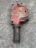 IH tractor hydraulic valve