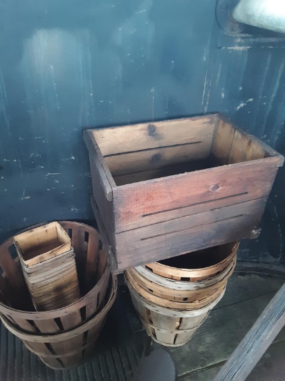 Miscellaneous wooden baskets and crates