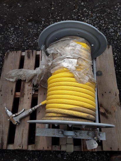 Sprayer hose reel with spray gun