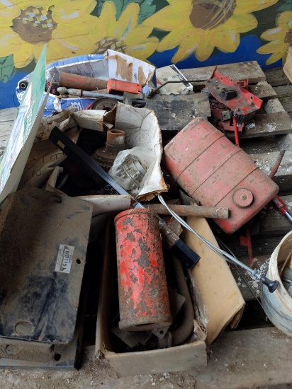 Pallet of  Briggs & Stratton parts, Steiner parts