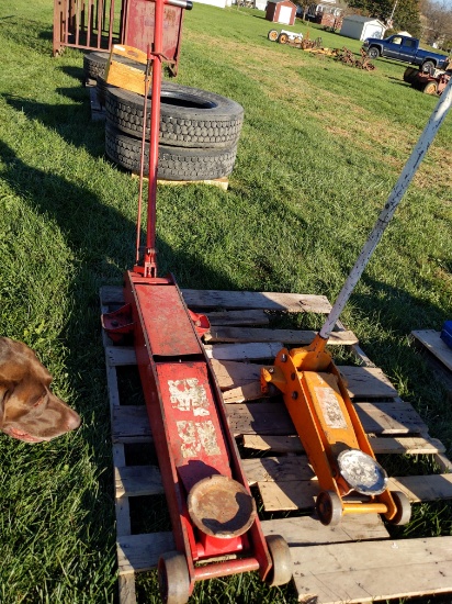 2 hydraulic jacks