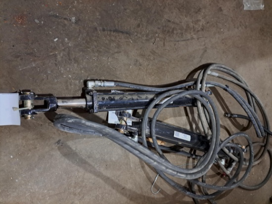 DMI Tiger II lift cylinders