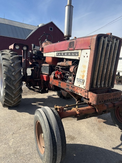 IH 806D tractor