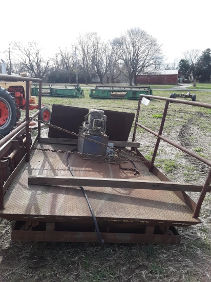 Lift platform with pump