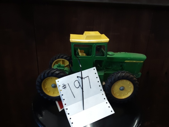 1/16 scale articulated John Deere toy tractor