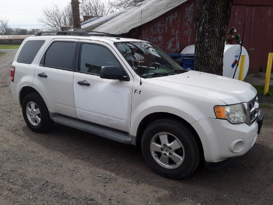 2011 Ford Escape wagon w/ TITLE