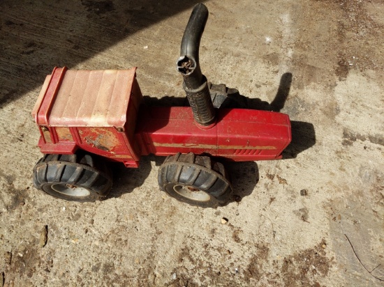 IH 2+2 childs riding tractor