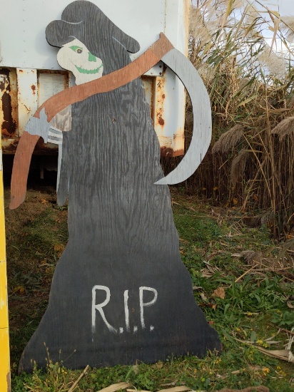 R.I.P. wooden Halloween decoration