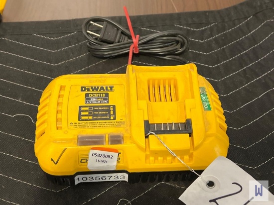 2021 DEWALT DCB118 20V MAX LI-ION FAN COOLED FAST CHARGER