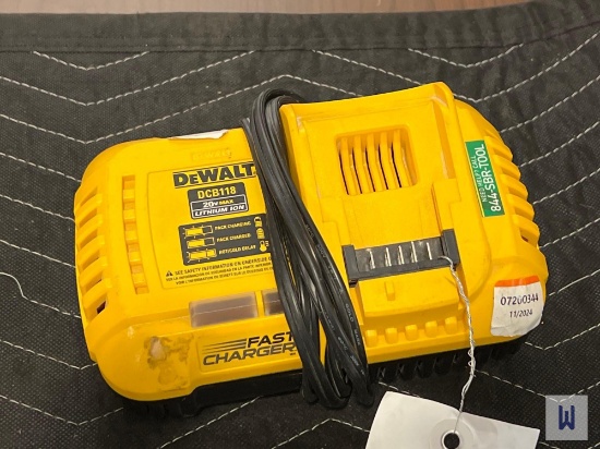 2021 DEWALT DCB118 20V MAX LI-ION FAN COOLED FAST CHARGER