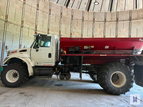 2004 INTERNATIONAL 7600 SINGLE AXLE SPREADER TRUCK, VIN-