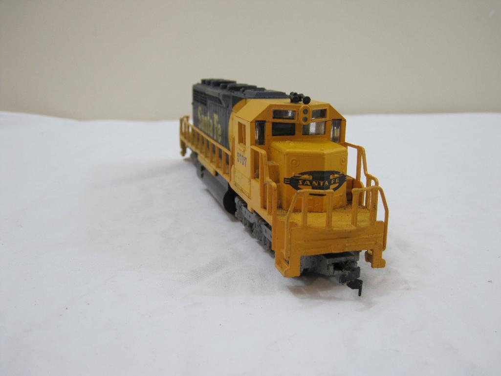 HO A & B 2 Diesel Locomotives, Santa Fe Red & Silver #5707 Powered