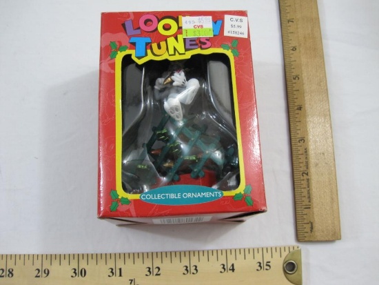 Looney Tunes Bugs Bunny Collectible Ornament, Matrix 1995, in original box, 2 oz