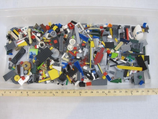 Approx 2 Pounds of Assorted Lego Pieces, see pictures