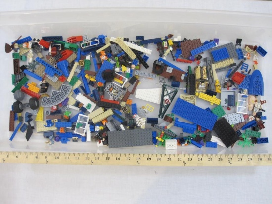 Approx 2 Pounds of Assorted Lego Pieces, see pictures