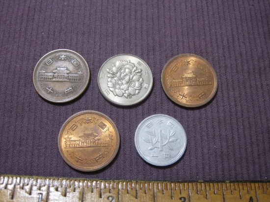 Lot of 5 Japan coins, including Hirohito Year 48 (1973), 100 Yen coin, 3 10 Yen bronze coins; 1 Yen