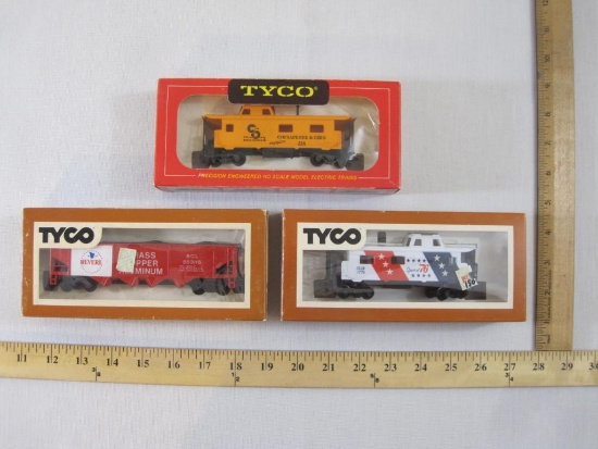 Three TYCO HO Scale Train Cars including 327-35 40' Caboose Spirit of '76, 366 B Billboard Hopper