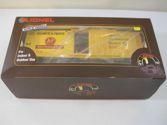 Lionel Large Scale A&P Reefer 8-87107, in original box, 2 lbs 11 oz