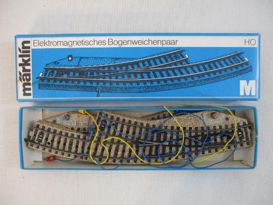 Marklin HO 5140 Pair of Solenoid-Operated Curved Turnouts, in original box, 10 oz