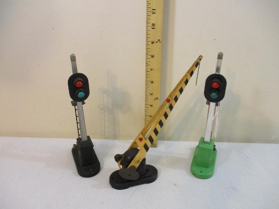 Three Vintage Lionel Train Signals and Crossing Gate No. 252, O Scale, 1 lb 4 oz