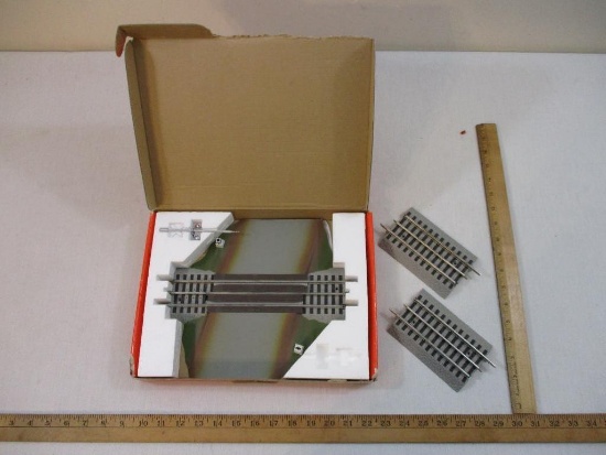 Lionel FasTrack 6-12052 Grade Crossing with Flashers, O Scale, in original box (see pictures for