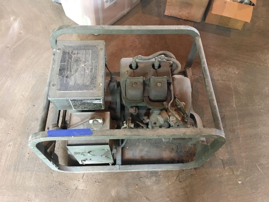 US Army Military Standard Generator Gasoline Engine 1.5 KW 28 Volts DC MEP025A, engine restored, gas