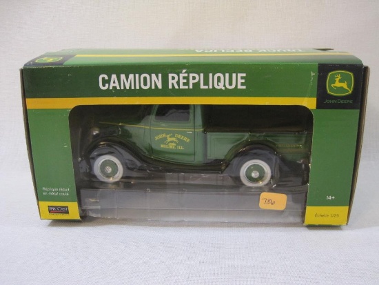 John Deere Truck Replica, 1/25 Scale, new in box, SpecCast Collectibles, 1 lb 4 oz