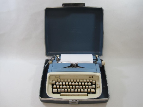Blue Royal Typewriter in case, Typewriter AS-IS