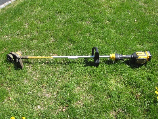 DeWalt String Trimmer, 20V Max/XR, DCST920 with Charger DCB115, In Working Condition