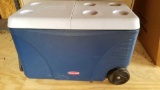 Rubbermaid Rolling Cooler, Lid is not attached