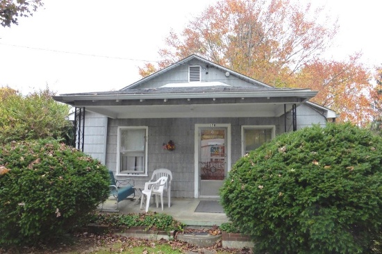 Nice 3 bedroom, 1 bath home on approx. 1.5 acres in Beckley, WV 25801