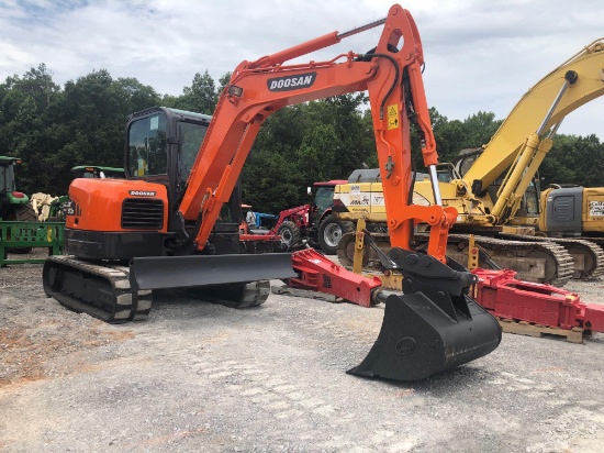 2011 DOOSAN DX60R HYDRAULIC EXCAVATOR. ENCLOSED CAB, A/C, HEAT, RADIO, PUSH BLADE. RUBBER TRACKS.