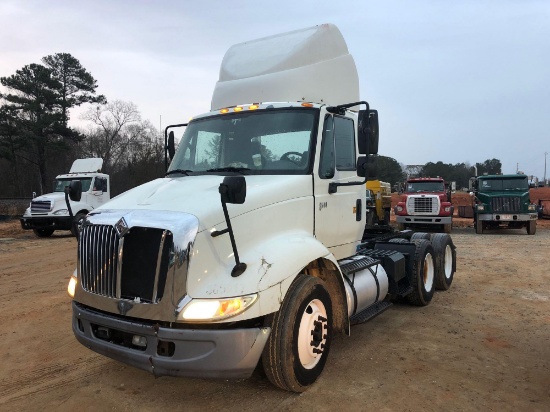 2005 INTERNATIONAL 8600 SINGLE AXLE DAY CAB, CUMMINS DIESEL ENGINE, 10 SPD, AIR RIDE, SLIDING FIFTH