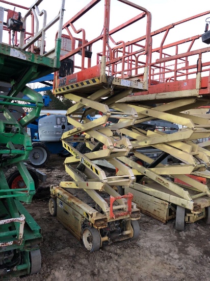 SCISSOR LIFT