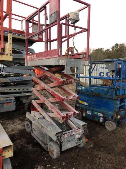 SCISSOR LIFT