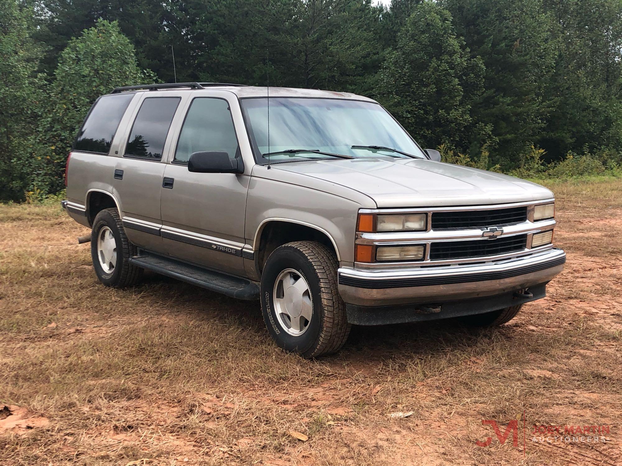 1999 Chevrolet Chevy Tahoe Original Sales Brochure, 40 Pages