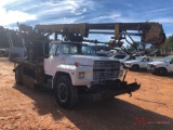 1987 FORD F800 AUGER TRUCK, DOESEL ENGINE, MANUAL TRANS W/ 2SPD REAR END, 19' FLL L AT BED W/ SIDE
