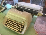 ROYAL ANTIQUE TYPEWRITER