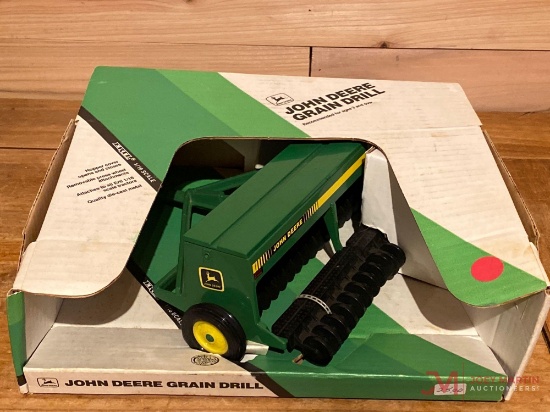 (AGES 8+)JOHN DEERE GRAIN DRILL, 1:16 SCALE