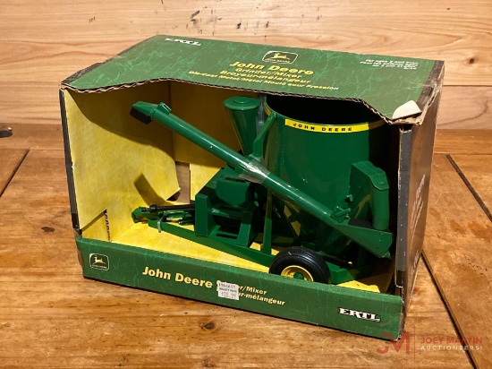 ERTL JOHN DEERE, 1:16 SCALE GRINDER/MIXER: (AGES 3+)