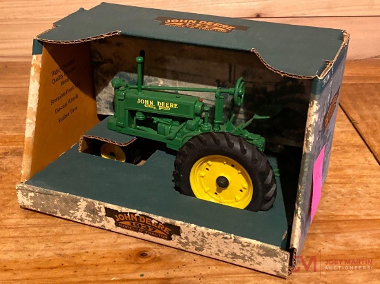 JOHN DEERE 1937 MOORE B TRACTOR (AGES 8+)