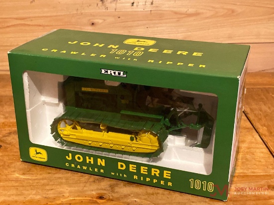 JOHN DEERE 1010 CRAWLER W/ RIPPER (AGES 8+)