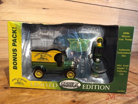 JOHN DEERE GAS PUMP W/ 1912 FORD MODEL T DELIVERY CAR