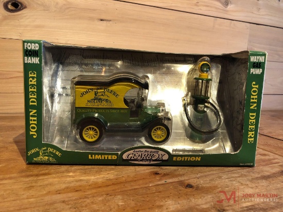 JOHN DEERE GAS PUMP W/ 1912 FORD MODEL T DELIVERY CAR