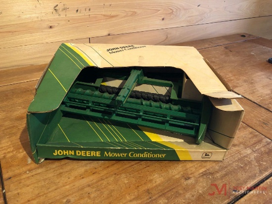 ERTL JOHN DEERE MOWER CONDITIONER, 1:16 SCALE (AGES 3+)