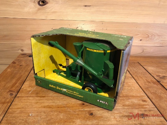 ERTL JOHN DEERE, 1:16 SCALE GRINDER/MIXER: (AGES 3+)